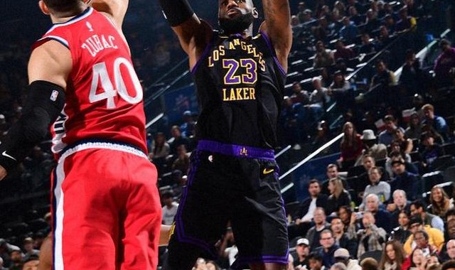 开云官网-东契奇浪投祖巴茨统治内线，快船击败湖人，雷霆状元签没了