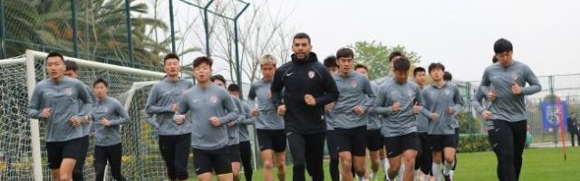 开云体育-升班马昆明冬训两天三练 青岛海牛提快速度练体能