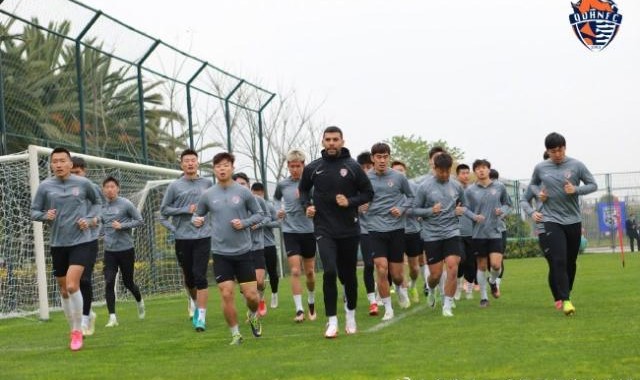 开云体育-升班马昆明冬训两天三练 青岛海牛提快速度练体能